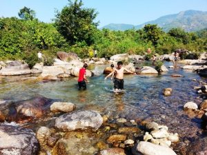 水遊びをする若い男性達