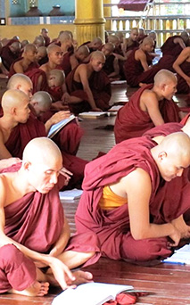 修業中の僧侶達