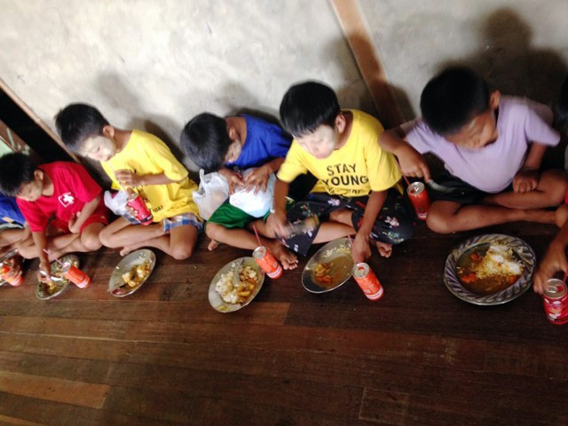 旺盛な食欲でカレーを食べる孤児達