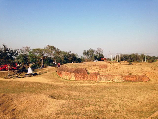 古代都市の遺跡を示す土塁