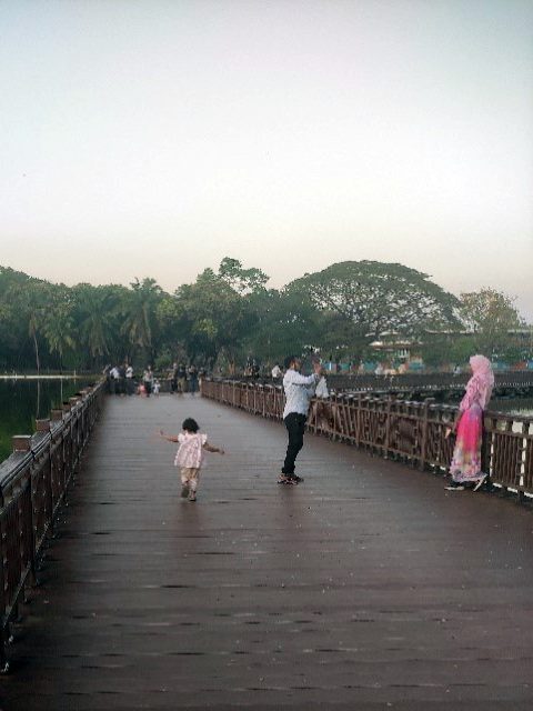 カンドージ湖の散歩道